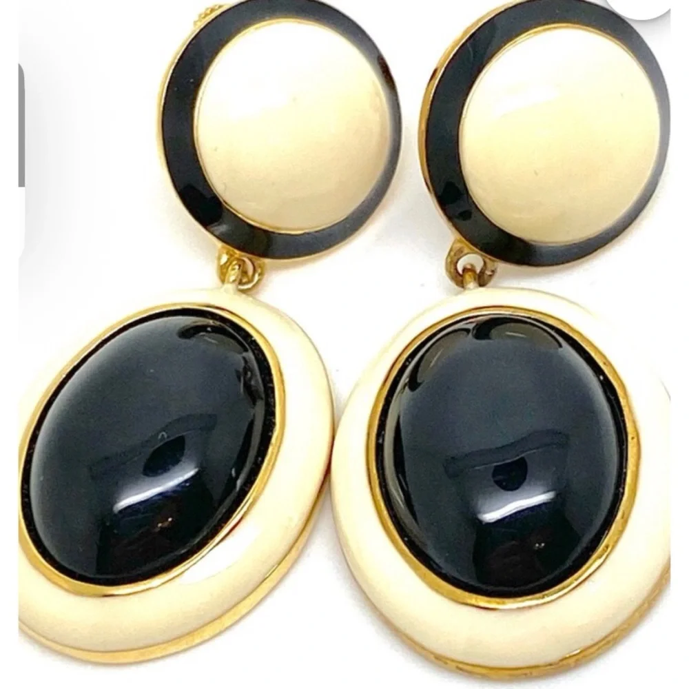 JOAN RIVERS STAMPED BLACK & WHITE ENAMEL DROP CLIP ON COMFORT HANGING EARRINGS - Picture 9 of 10